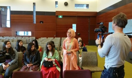 Peserta asal Irak saat mengunjungi Pengadilan Federal di Canberra di sela persiapan untuk tampil di IFLC.