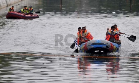  Peserta beradu cepat saat lomba dayung perahu karet di Kali Ciliwung, Pasar Baru, Jakarta Pusat, Jumat (14/6).    (Republika/Prayogi)