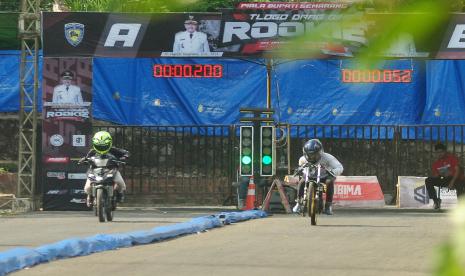  Peserta beradu cepat usai lepas dari garis start, pada acara Tlogo Drag Bike Rookie Piala Bupati Semarang 2023 Seri I, di Sirkuit Drag Bike Arena Otomotif Tlogo, Kecamatan Tuntang, Kabupaten Semarang, Ahad (16/7). 