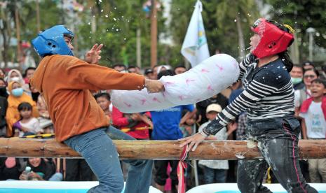 Peserta beradu pukulan menggunakan bantal guling saat mengikuti lomba gebuk bantal memperingati HUT ke-78 Kemerdekaan RI. (Ilustrasi)