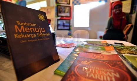 Buku panduan tuntunan menuju keluarga Sakinah di perlihatkan dalam pameran rapat koordinasi nasional Badan Kependudukan dan Keluarga Berencana Nasional ((BKKBN) di Jakarta, Selasa (25/3).