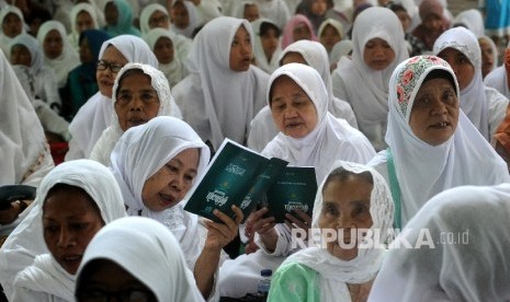  Peserta membaca ayat suci Al Quran saat penutupan Nusantara Mengaji di Ponpes Alkenaniyah, Jakarta, ahad (8/5). (Republika/ Tahta Aidilla)