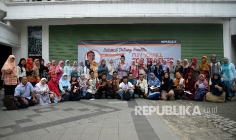 Peserta berfoto bersama mengikuti kegiatan Fun Science For Teacher di Kantor Republika, Jakarta, Sabtu (20/5)