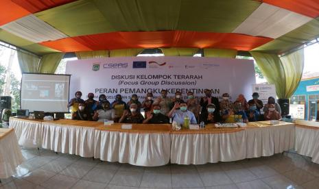 Peserta berfoto usai menggelar diskusi pengelolaan sampah berkelanjutan di Jawa Timur oleh Pusat Studi Asia Tenggara Indonesia (CSEAS) pada Kamis (9/9/2021). 