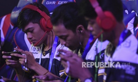 Para atlet esport berkonsentrasi saat mengikuti pertandingan (ilustrasi). Atlet esports profesional sekaligus YouTuber Free Fire yang bernama panggung LetDa Hyper, Yogi Pramana Putra, membeberkan perbedaan yang ia rasakan saat bertanding dalam turnamen esports yang digelar semasa pandemi.