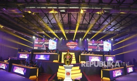 Peserta berkonsentrasi saat mengikuti pertandingan Grand Final UniPin eSport Southeast Asia Cyber Arena (SEACA) di Jakarta beberapa waktu lalu.