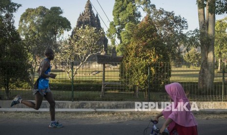 Peserta berlari melintasi kawasan Situs Candi Sojiwan saat mengikuti Sleman Temple Run 2019 di Desa Kebondalem Kidul, Prambanan, Klaten, Jawa Tengah, Ahad (14/7/2019). Pemerintah Kabupaten (Pemkab) Sleman akhirnya membatalkan agenda Sleman Temple Run 2020. 