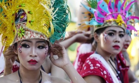 Peserta bersiap mengikuti parade Karnaval Kemerdekaan Pesona Parahyangan dalam rangka puncak peringatan HUT Kemerdekaan ke-72 Republik Indonesia di jalan Diponegoro Bandung, Jawa Barat, Sabtu (26/8). Karnaval Kemerdekaan Pesona Parahyangan yang diikuti perwakilan budaya dari 13 provinsi, 20 kabupaten Jabar serta 43 komunitas dan perwakilan penyelenggara festival terbaik di Indonesia ini mengangkat tema 