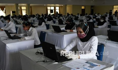 Peserta bersiap mengikuti ujian Seleksi Kompetensi Dasar (SKD) pengadaan Calon Aparatur Sipil Negara (CASN) Pemkot Madiun 2021 di Aula Asrama Haji Kota Madiun, Jawa Timur, Selasa (14/9/2021). SKD pengadaan CASN Pemkot Madiun 2021 diikuti 3.292 orang peserta yang memperebutkan 300 formasi.