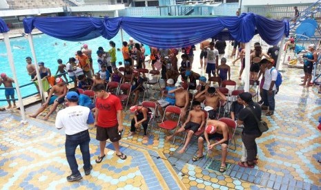 Peserta bersiap-siap dalam kompetisi renang Pari Sakti Cup 2015 di kolam renang Gelora Bung Karno, Senayan, Jakarta, Sabtu (16/5). 