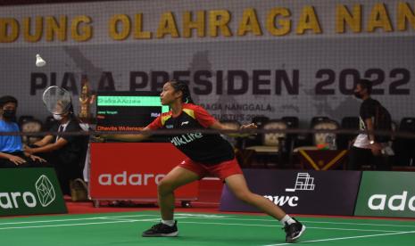 Peserta bertanding pada kejuaraan bulu tangkis Piala Presiden 2022 di Gor Nanggala, Cijantung, Jakarta, Senin (1/8/2022). Gelaran Piala Presiden 2022 yang berlangsung dari tanggal 1 hingga 6 Agustus 2022 itu diikuti 606 atlet bulu tangkis dari 30 provinsi dari kategori usia U-13, U-15, dan U-17.