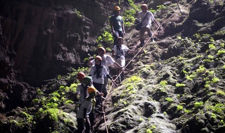 Peserta Biodiverity Warrior melakukan kegiatan di Gua Jomblang, Gunung Kidul, DIY, Sabtu (6/12).  Sepuluh pejuang keanekaragaman hayati atau Biodiversity Warriors terpilih melakukan petualangan ke Gua Jomblang, Desa Semanu, Kabupaten Gunung Kidul, Yogyakar