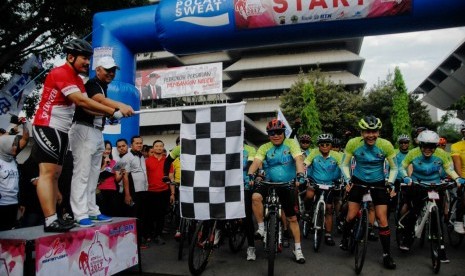 Peserta BTN Tour de Borobudur saat memulai lomba, Sabtu (11/11).