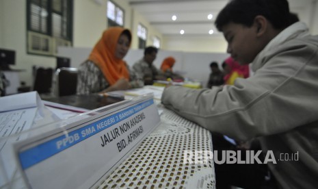 Peserta calon didik baru melakukan pendaftaran melalui jalur non-akademik di Kota Bandung, Jawa Barat. (Ilustrasi)