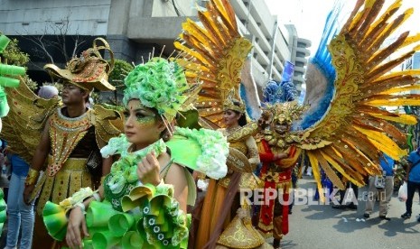 Peserta Costume Festival pada puncak acara HUT ke-56 Bank BJB, yang digelar di depan kantor pusat Bank BJB, Jl Naripan Kota Bandung, Sabtu (20/5).