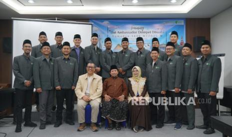 Peserta Dai Ambassador 2025 bersama Deputi Direktur 1 Program Sosial, Kemanusiaan, dan Dakwah (kiri), Direktur Program Sosial, Kemanusiaan, dan Dakwah (tengah), Deputi Direktur 2 Program Sosial, Kemanusiaan, dan Dakwah (kanan).