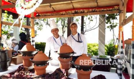 Peserta dan delegasi Pertemuan Tahunan IMF-Bank Dunia 2018 di Bali bisa menikmati kuliner Nusantara di sejumlah booth Festival Makanan Indonesia (Indonesian Food Festival) di Taman Jepun, BNDCC, Nusa Dua.