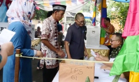 Peserta dan petugas pemilu (Ilustrasi). KAI mencatat peningkatan jumlah penumpang kereta sebesar 20 persen jelang pencoblosan.