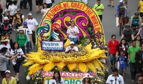 Peserta dari berbagai kalangan saat mengikuti pawai di kawasan Sudirman, Jakarta, Ahad(29/5). Pawai tersebut dalam rangka launching dan promosi wisata dari even Tomohon International Flower Festifal (TIFF) yang berlangsung pada 8 Agustus 2016.