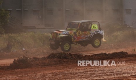 Peserta dari tim Banten Offroad memacu kendarannya melewati rintangan saat perlombaan Indonesia Open Championship X-offroad Racing seri 2 di areal Sirkuit Speed Off-Road Paramount BSD, Tangerang Selatan, Banten, Sabtu (6/8).