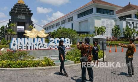 Peserta delegasi mengabadikan gambar temannya dengan latar belakang dekorasi Pertemuan Tahunan IMF World Bank Group 2018, di kawasan Nusa Dua, Bali, (8/10).