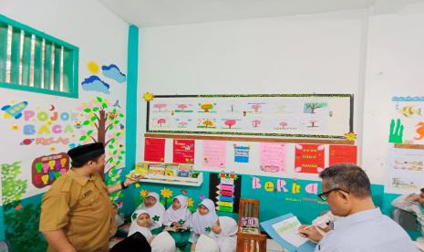 Peserta didik, SD S Terpadu Bina Ilmu, menggelar lomba mendesain pojok baca.