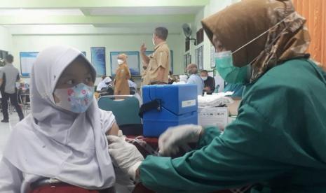 Peserta didik SDN Ungaran 01, Kabupaten Semarang mendapatkan penyuntikan vaksinasi Covid-19 untuk anak usia 6 – 11 tahun, di sekolahnya, Senin (20/11). Program vaksinasi Covid-19 untuk anak usia 6 – 11 tahun di daerah ini telah dimulai sejak akhir pecan kemarin.