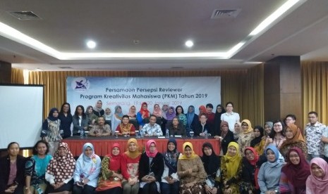 Peserta diskusi Direktorat Kemahasiswaan, dan tim nara sumber (duduk dari kanan ke kiri): Prof Roony dari IPB, Prof Sundani dari ITB, Didin Wahidin (direktur Kemahasiswaan), Misbah Fikrianto (kasubdit Penalaran dan Kreativitas), dan Joki Nugro (kepala Seksi Penalaran).