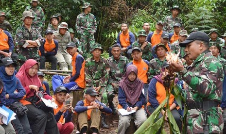  Peserta ekspedisi NKRI sedang mengikuti pelatihan survival di alam bebas. 