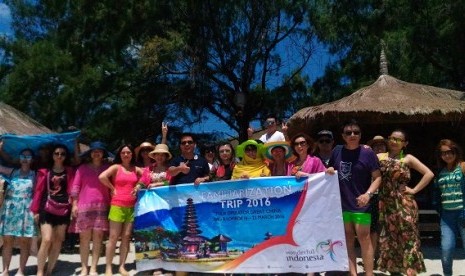 Peserta Famtrip berpose di Gili Trawangan, Lombok