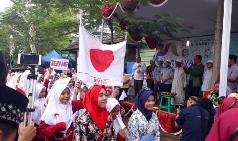 Peserta Festival Karnaval Asshidiqiyah 2018. Pondok Pesantren (Ponpes) Pusat Asshidiqiyah Jakarta merayakan milad yang ke-33 dengan menggelar karnaval untuk menyambut Asian Games 2018, Sabtu (10/3).