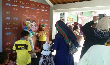 Peserta Fun Science Republika mengantre untuk berpose di photo booth Nissin Wafer. 