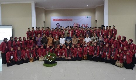 Peserta Future Leader Camp (FLC) 2019, Beasiswa Aktivis Nusantara (BAKTI NUSA) Dompet Dhuafa Pendidikan saat mengikuti gala dinner di Semarang, Kamis (28/3) malam.