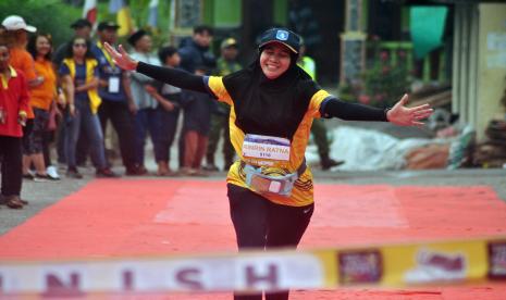 Peserta Gajah Trail Run (GTR) menyentuh garis finish di depan Balai Desa Nogosaren, Kecamatan Getasan, Kabupaten emarang, Ahad (17/9/2023). Lebih dari 300 peserta megikuti loma lari lintas alam di kawasan Gunung Gajah dalam rangka Telomoyo Fest 2023 ini.