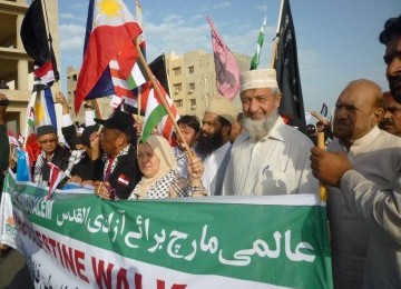 Peserta GMJ dari berbagai negara, melakukan Longmarch di sepanjang Sea View, Karachi Pakistan Ahad (11/3). (Republika/Nashih)