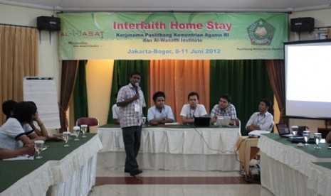 Peserta Interfaith Home Stay sedang berdiskusi