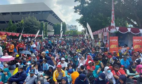 Peserta jalan sehat Gebyar Muktamar Muhammadiyah dan Aisyiyah ke-48 ‘tumplek’ di halaman gedug setda serta DPRD Provinsi Jawa tengah, di Semarang, Ahad (11/9). jalan sehat yang dibuka Gubernur Jawa Tengah dan juga dilaksanakan serentak di seluruh PDM di 35 kabupaten/ kota ini diikuti total tak kurang 517.000 peserta