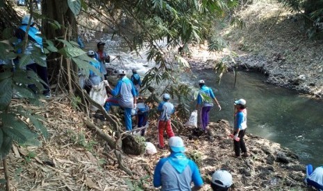 Peserta Jambore Sungai 2017 turun langsung ke Sungai Bedog DI Yogyakarta, Ahad (27/8)