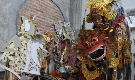 Peserta Jember Fashion Carnaval (JFC) mengecek dan mencoba kostum di Desa Tegalrejo, Mayang, Jember, Jawa Timur, Selasa (8/8).