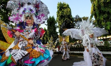  Peserta Jember Fashion Carnaval menari ketika pawai Karnaval Wayang Internasional di TMII, Jakarta