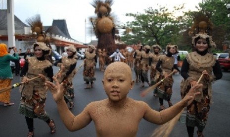  Peserta karnaval asal Jawa Barat memeriahkan Pawai Budaya nusantara di Taman Mini Indonesia Indah (TMII)