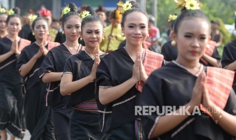 Peserta karnaval budaya Nusa Tenggara Barat (NTB).