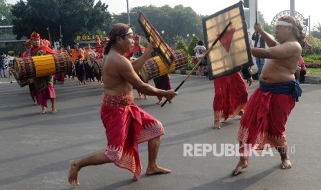 Peserta karnaval budaya Nusa Tenggara Barat (NTB) mengikuti parade saat promosi budaya dan pariwisata Lombok Sumbawa di car free day Jalan Thamrin, Jakarta, Ahad (17/7). (Republika/Yasin Habibi) 