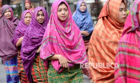 Peserta karnaval budaya Nusa Tenggara Barat (NTB) mengikuti parade saat promosi budaya dan pariwisata Lombok Sumbawa di car free day Jalan Thamrin, Jakarta, Ahad (17/7).  (Republika/Yasin Habibi) 