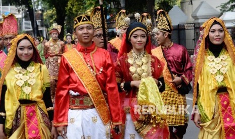 Peserta karnaval budaya Nusa Tenggara Barat (NTB) 