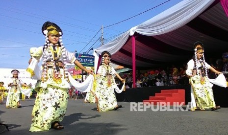 Peserta karnaval membawakan sosok topeng panji pada acara The Caruban Carnival.