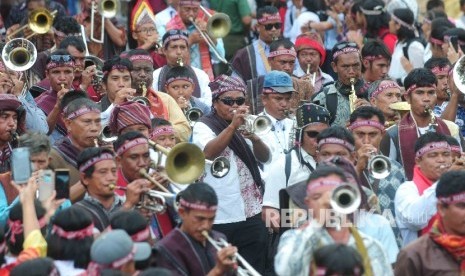 Peserta karnaval mengenakan pakaian Adat Batak mengikuti Karnaval Kemerdekaan Pesona Danau Toba, Balige, Sumatra Utara, Ahad (22/8). (Republika/ Agung Supriyanto)