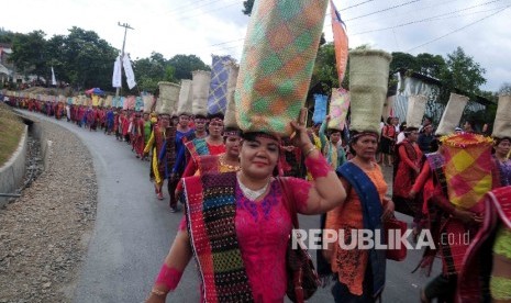 Peserta karnaval mengenakan pakaian Adat Batak mengikuti Karnaval Kemerdekaan Pesona Danau Toba, Balige, Sumatra Utara, Ahad (22/8).