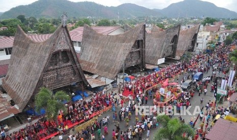 Peserta karnaval mengenakan pakaian Adat Nusantara mengikuti Karnaval Kemerdekaan Pesona Danau Toba, Balige, Sumatra Utara, Ahad (22/8)