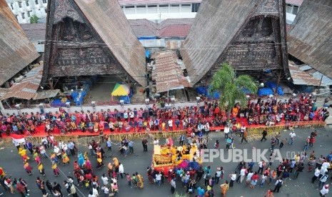 Peserta karnaval mengenakan pakaian Adat Nusantara mengikuti Karnaval Kemerdekaan Pesona Danau Toba, Balige, Sumatra Utara, Ahad (22/8)